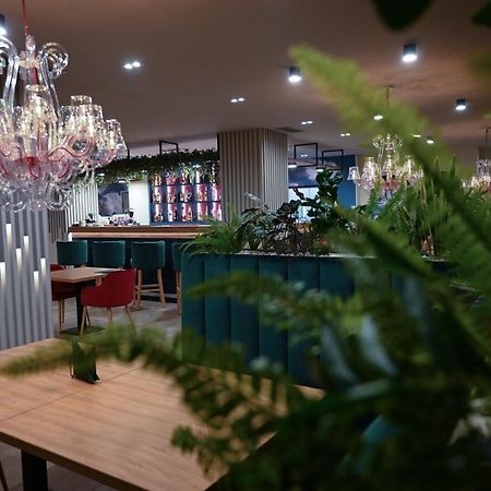 Hotel Xemar Arad Buitenkant foto