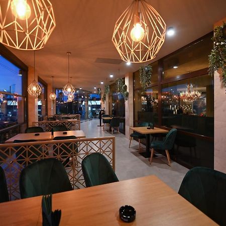 Hotel Xemar Arad Buitenkant foto