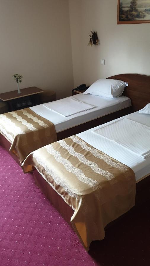 Hotel Xemar Arad Buitenkant foto