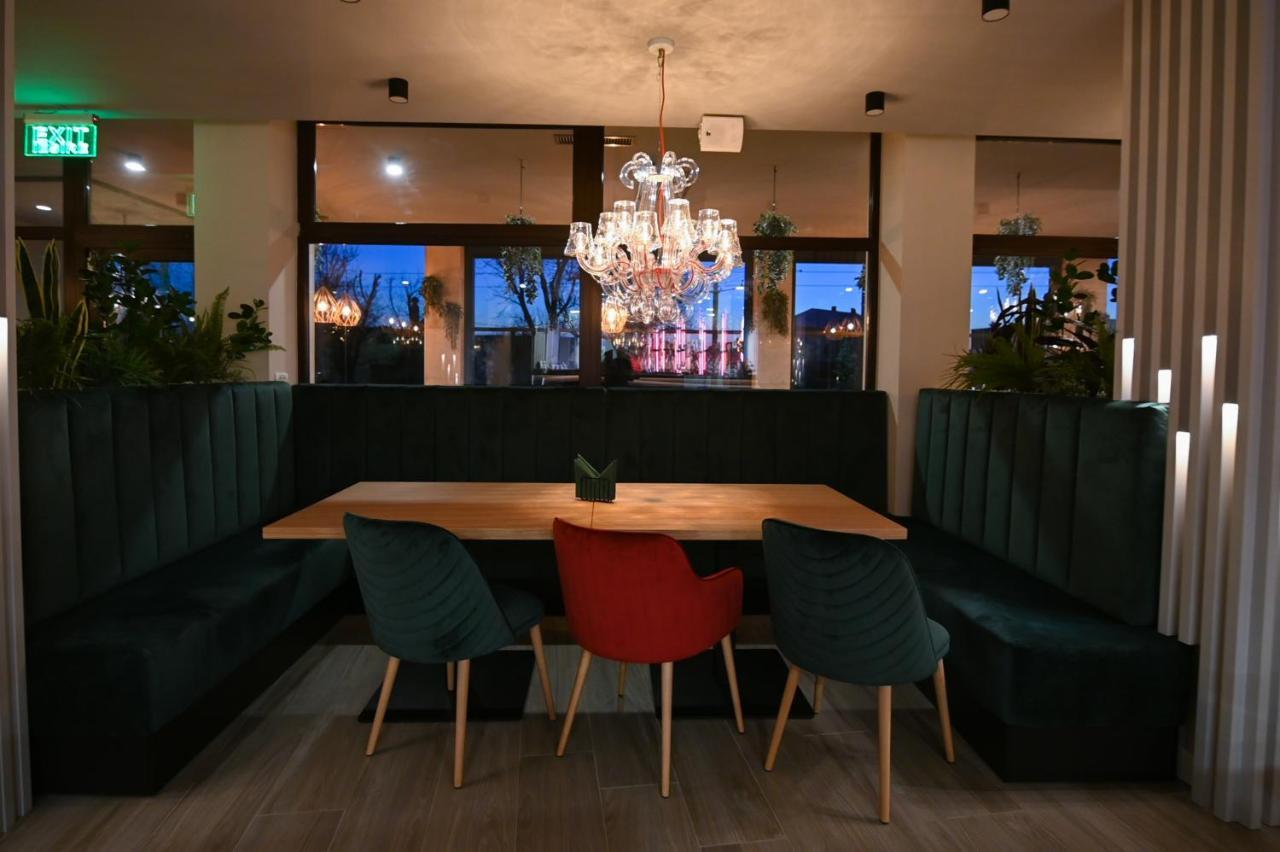 Hotel Xemar Arad Buitenkant foto